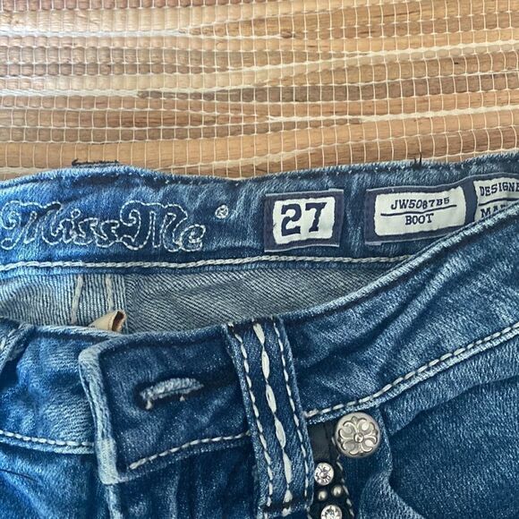 EUC Miss Me Jeans lots of detail size 27 book cut - Picture 3 of 5